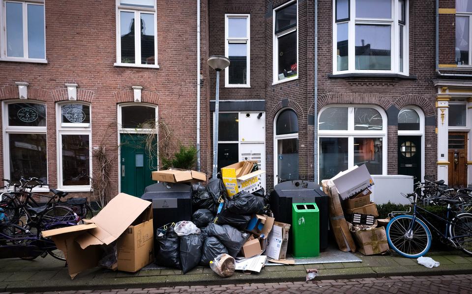 Bewoners van de Westerhavenstraat zetten hun vuil  gewoon bij de weg. Het stapelt zich op. 