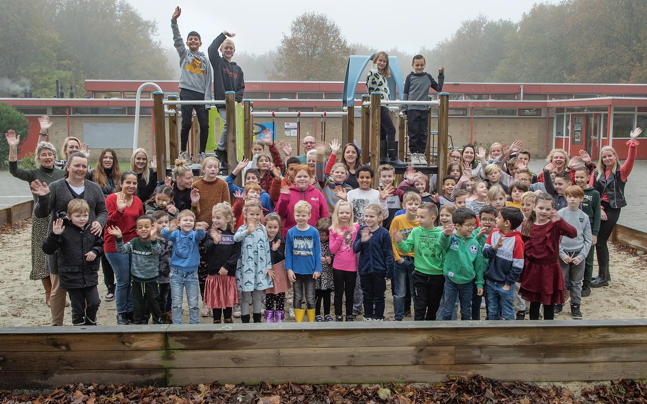 Leerlingen en leerkrachten van basisschool De Zwaluw in Zandpol. Links vooraan staat Bianca Sint met haar zoon Kyle. Directeur Mirella Peters is rechts achteraan nog net te zien, met blonde krullen en roodzwarte blokjesblouse. Leerlingen en leerkrachten van basisschool De Zwaluw in Zandpol. Links vooraan staat Bianca Sint met haar zoon Kyle. Directeur Mirella Peters is rechts achteraan nog net te zien, met blonde krullen en roodzwarte blokjesblouse.