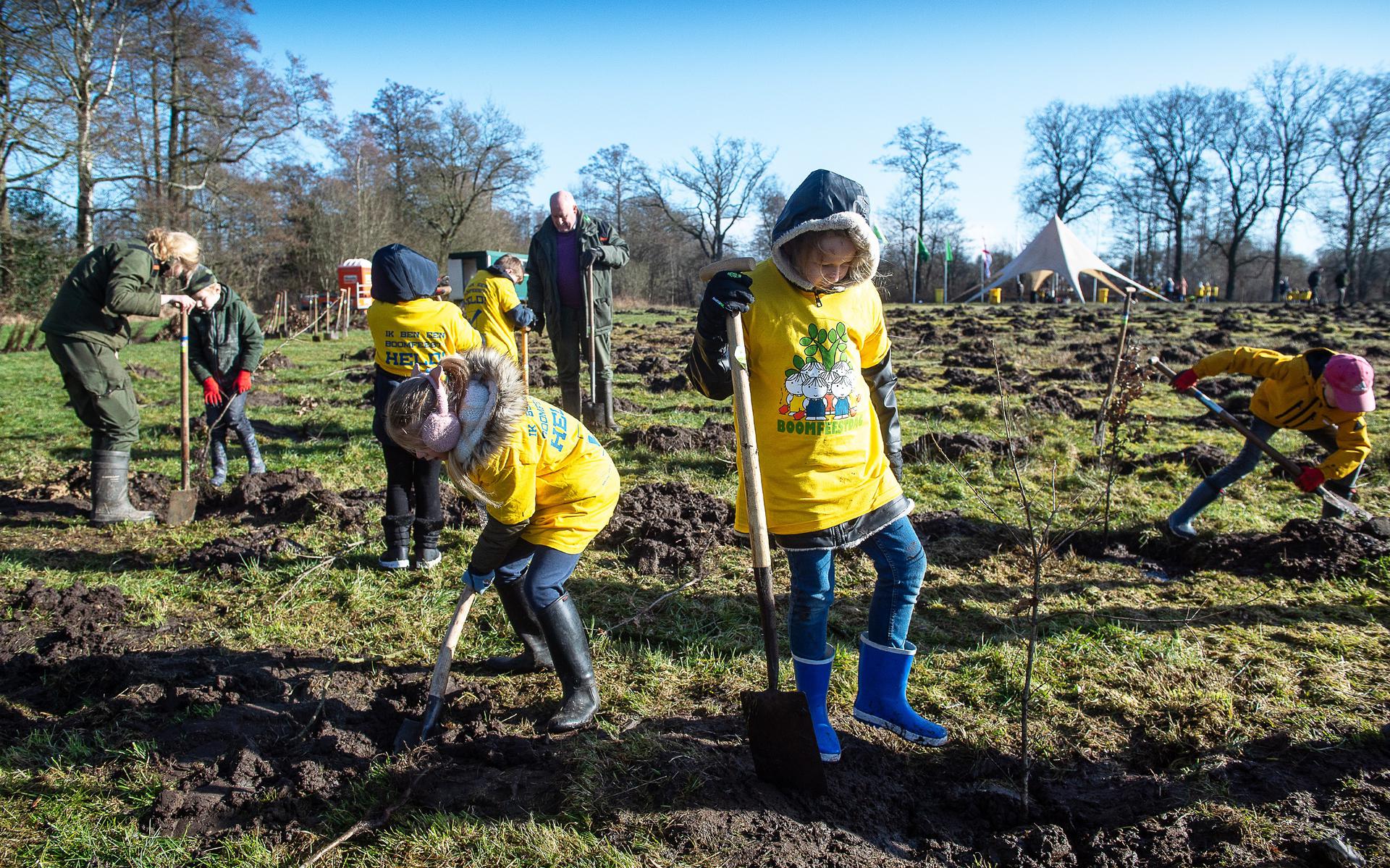 Kinderen van verschillende basisscholen uit gemeente Aa en Hunze planten bomen aan de rand van de Drentsche Aa.