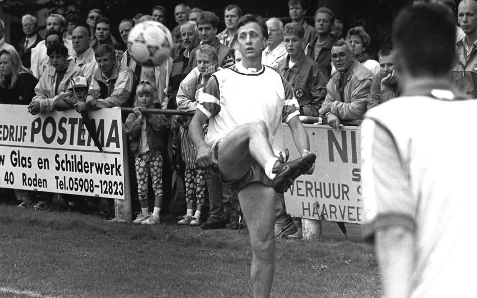 20 juli 1993. De training FC Barcelona trekt veel publiek, ook Johan Cruijff trapt nog wel een balletje mee.