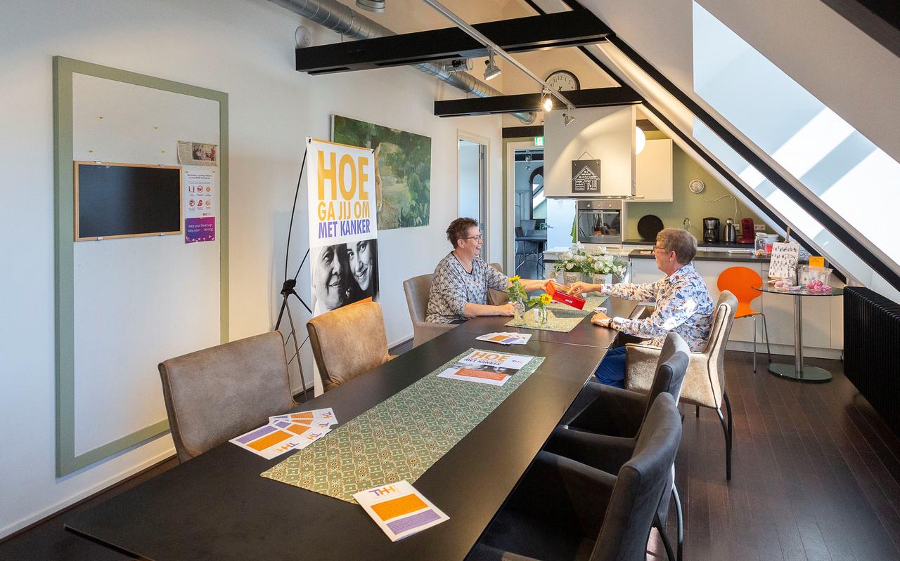 Het Toon Hermans Huis biedt een luisterend oor voor mensen met kanker. Links Hennie Bouwmeester, rechts Joke Dijkema. Het Toon Hermans Huis biedt een luisterend oor voor mensen met kanker. Links Hennie Bouwmeester, rechts Joke Dijkema.