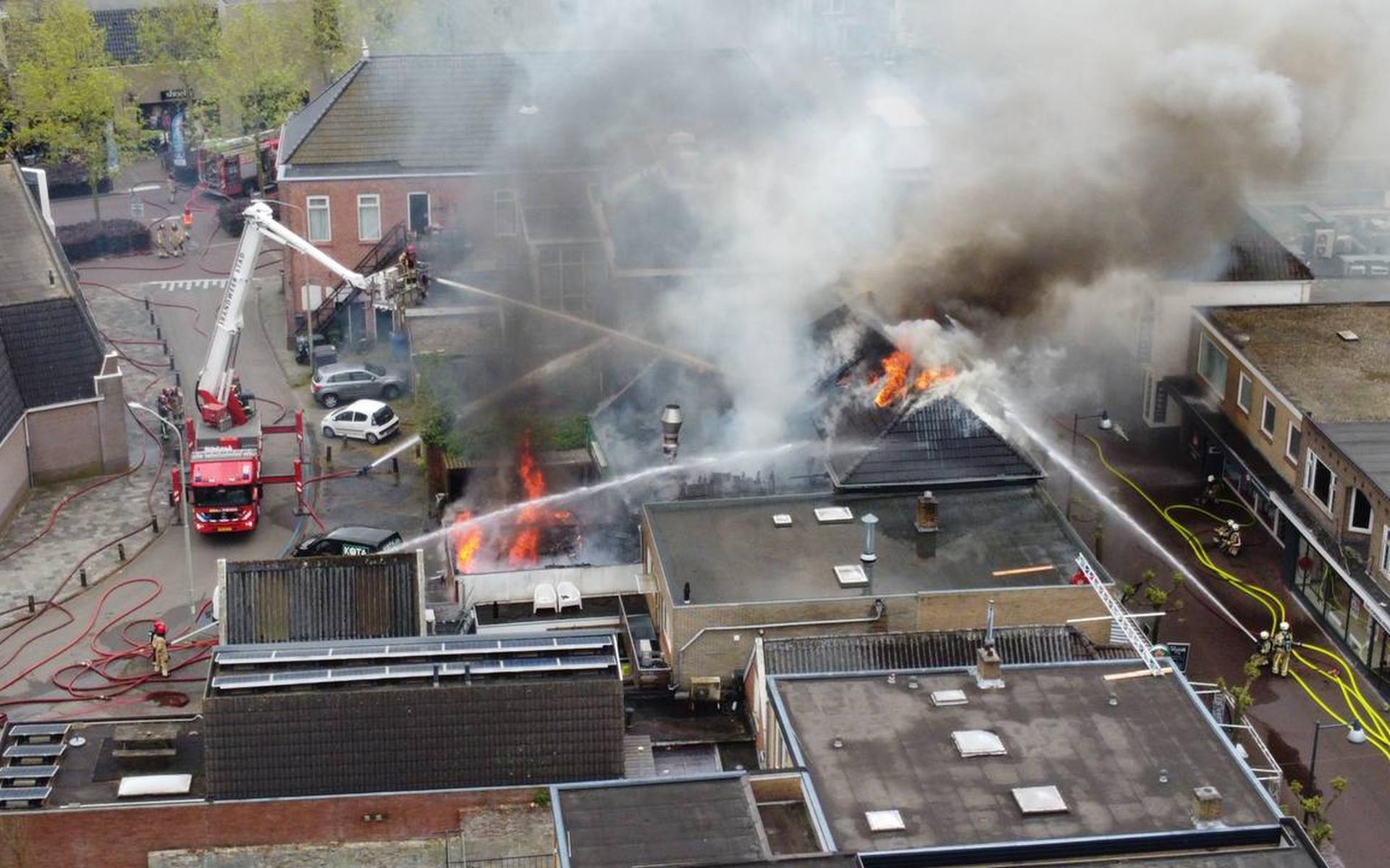 Van twee kanten bestrijdt de brandweer het vuur.