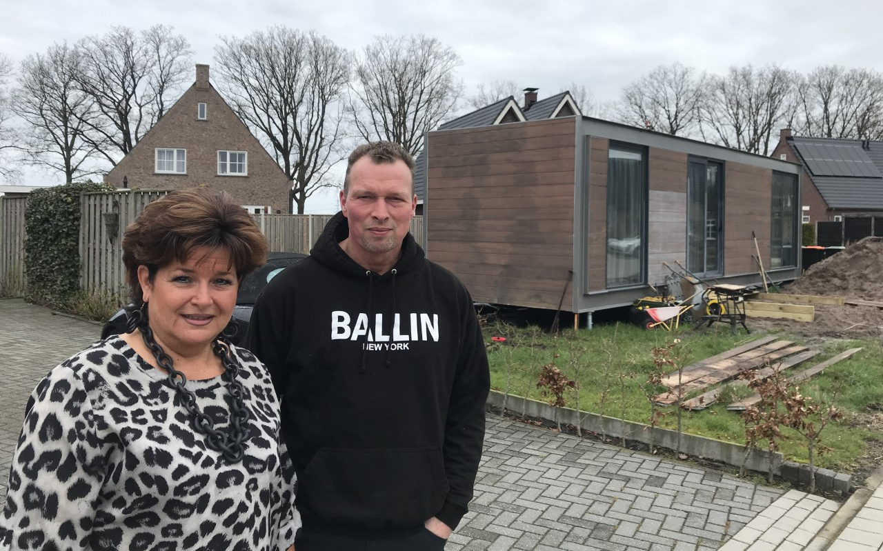 Een piepklein huisje (tiny house) te midden van villa’s aan de Vlonder in Dalerpeel. Directe buren Ellen en Gert van den Brink komen samen met een dozijn andere bewoners in verzet tegen het bouwwerk. Een piepklein huisje (tiny house) te midden van villa’s aan de Vlonder in Dalerpeel. Directe buren Ellen en Gert van den Brink komen samen met een dozijn andere bewoners in verzet tegen het bouwwerk.