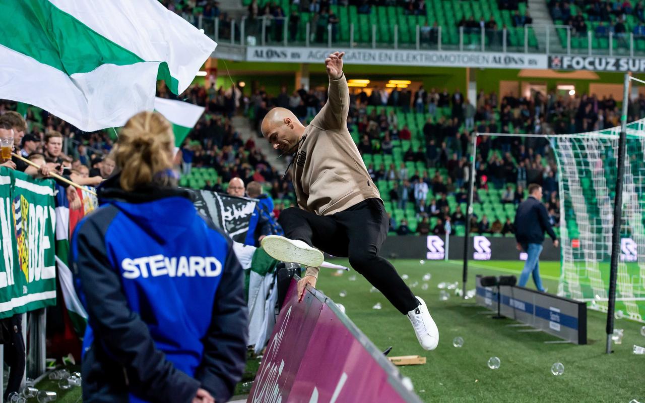 Danny Buijs op weg naar de supporters: ,,Als je in zo’n mensenmassa staat, doe je soms domme dingen.'' Danny Buijs op weg naar de supporters: ,,Als je in zo’n mensenmassa staat, doe je soms domme dingen.''