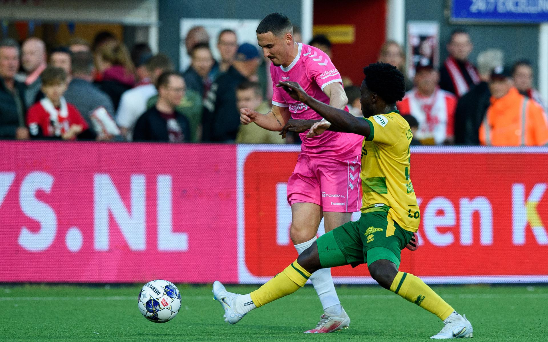 FC Emmen speelt tegen Go Ahead Eagles in een roze tenue. Vorig jaar won de ploeg in het roze met 3-0 van ADO Den Haag.