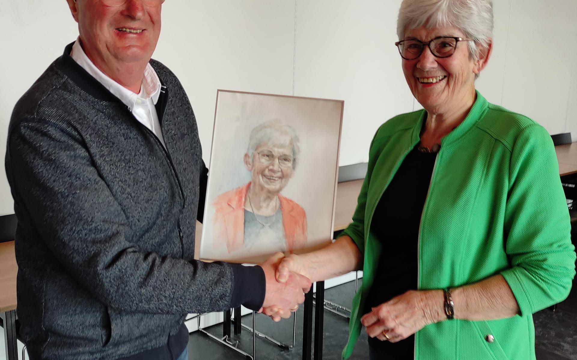 Rikie (r) kreeg verschillende cadeaus overhandigd.
