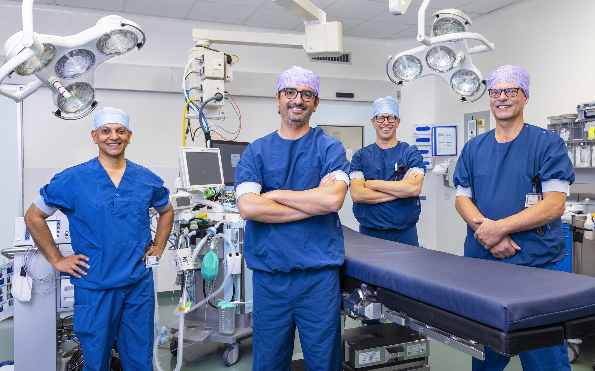 V.l.n.r. : longchirurg Afzal Amir, Dr. Diego González Rivas, opleider chirurgie Rutger Hissink en longchirurg Michiel van den Berg.