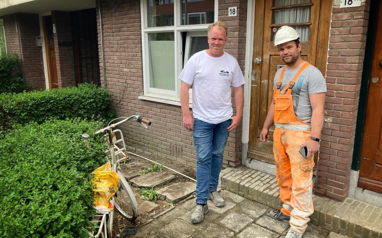 Niels Bakker (rechts) en Auke Jelle Huizinga voor het huis aan de Heymanslaan, waar een man in een pas gestorte betonvloer was gevallen.