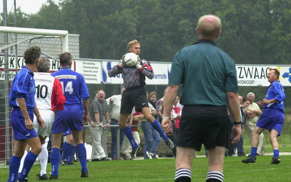 Jan van Beveren tijdens een jubileumwedstrijd van Emmen in augustus 2000. 