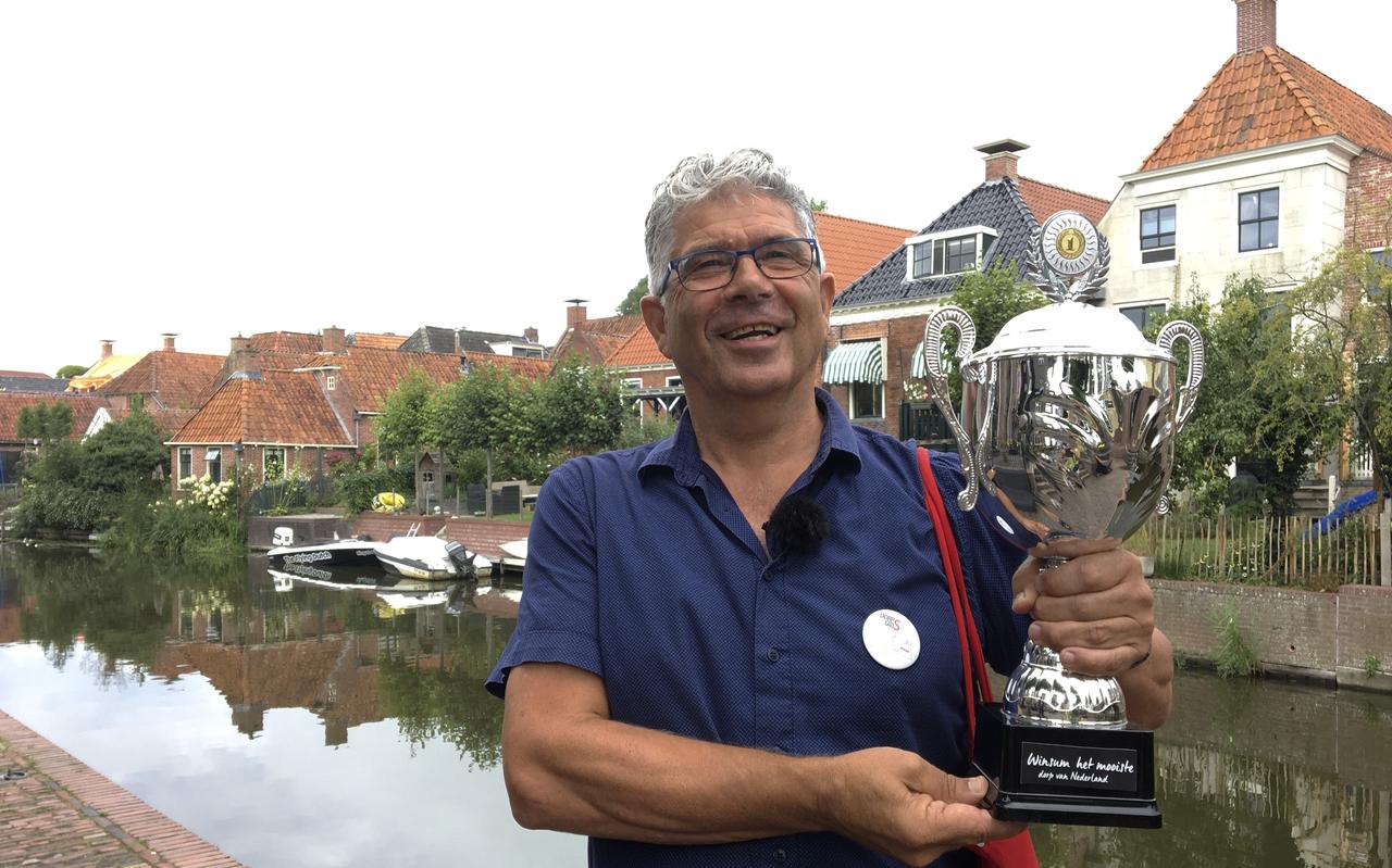 Dorpsgids Jan Bijsterveld met de beker van het Mooiste Dorps van Nederland. Dorpsgids Jan Bijsterveld met de beker van het Mooiste Dorps van Nederland.