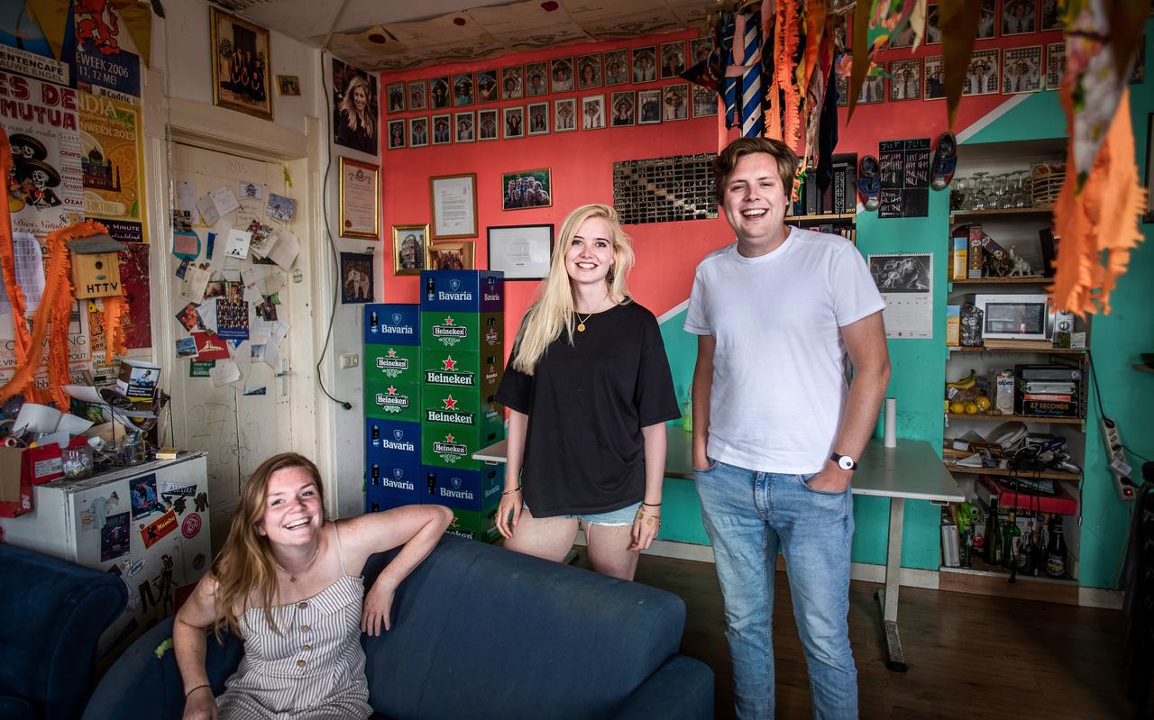 Vindicaters Wessel, Jet en Meike (van rechts naar links) in de huiskamer van hun studentenhuis. 