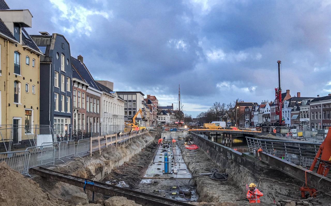 De westkant van het Schuitendiep in Groningen is nog niet zo ver klaar dat verkeer daar welkom is. De eerste bussen die daar vanaf 11 februari rijden, gaan tijdelijk in beide richtingen over de oostoever van het Schuitendiep. De westkant van het Schuitendiep in Groningen is nog niet zo ver klaar dat verkeer daar welkom is. De eerste bussen die daar vanaf 11 februari rijden, gaan tijdelijk in beide richtingen over de oostoever van het Schuitendiep.