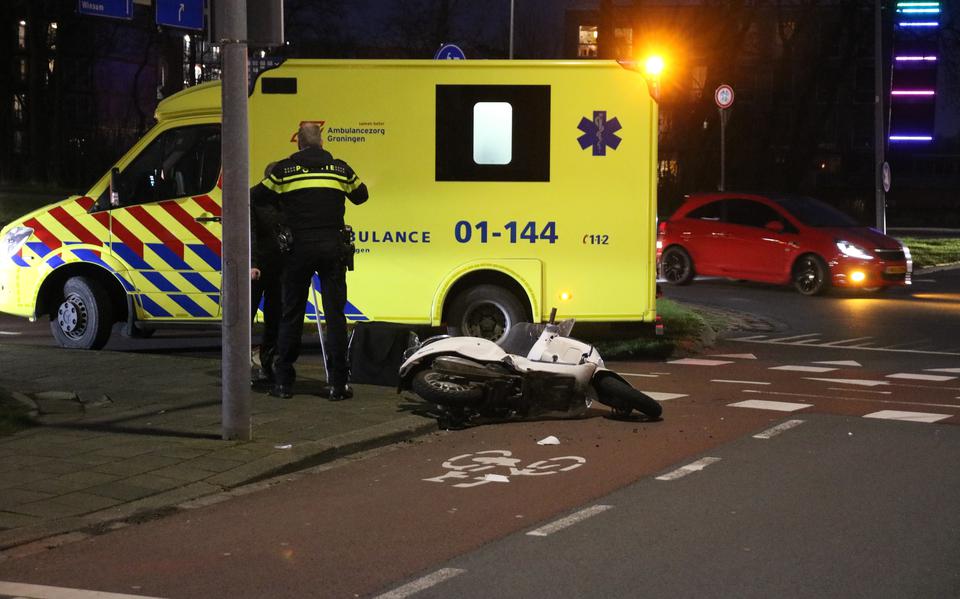 Scooterrijder gewond bij botsing met auto op Atoomweg in Groningen.