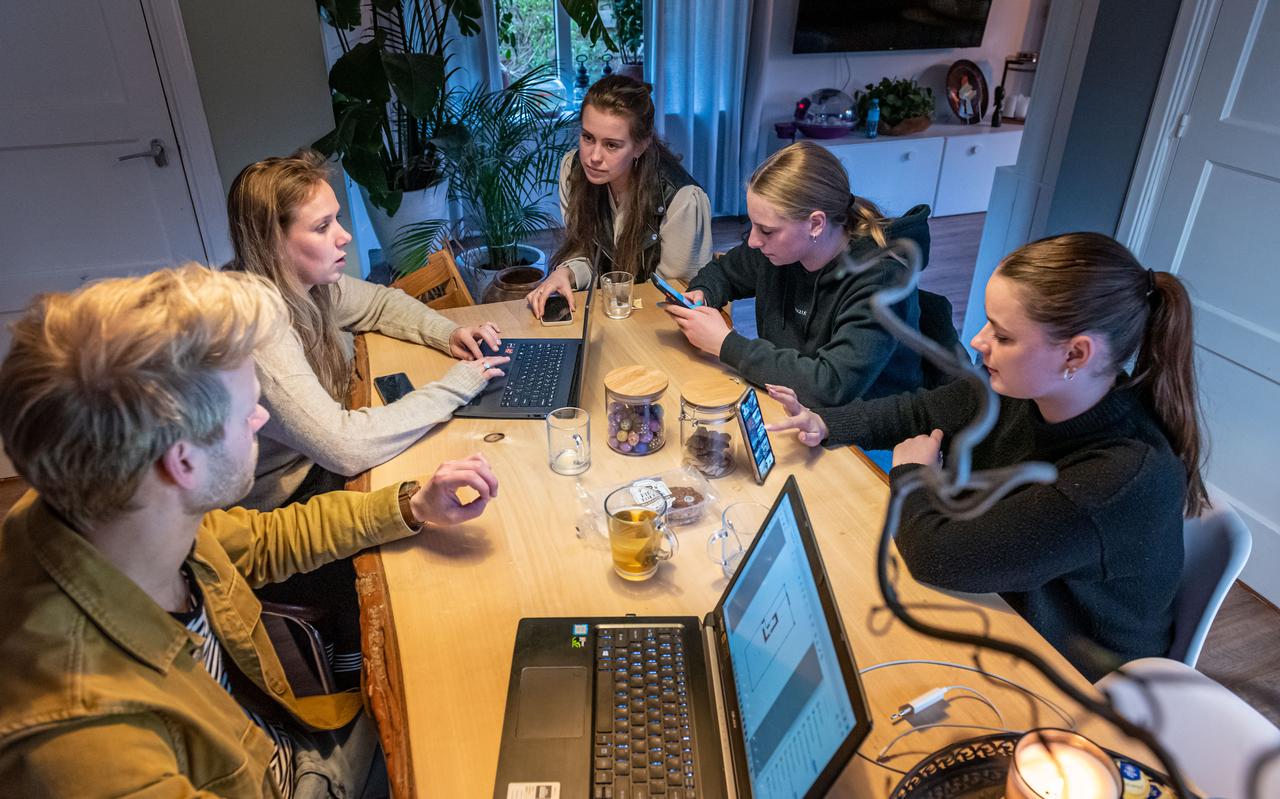 Jonge vrijwilligers mogen de kantine van MFC De Gaveborg in Oostwold opnieuw inrichten. V.l.n.r. Ruud, Henriëtte, Gerlinda, Jenna en Fleur. Jonge vrijwilligers mogen de kantine van MFC De Gaveborg in Oostwold opnieuw inrichten. V.l.n.r. Ruud, Henriëtte, Gerlinda, Jenna en Fleur.
