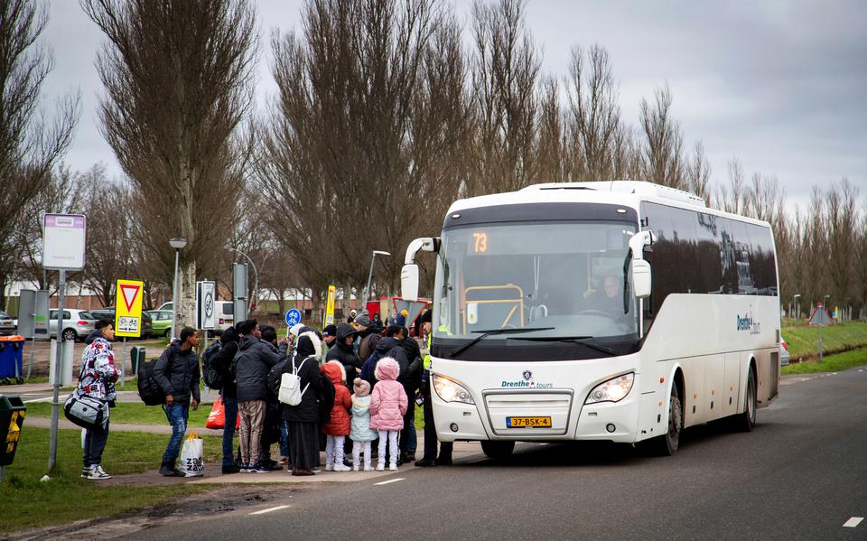 Asielzoekers stappen in de bus voor het aanmeldcentrum in Ter Apel. Nu is het nog relatief rustig. Gevreesd wordt dat het binnen enkele weken anders is.
