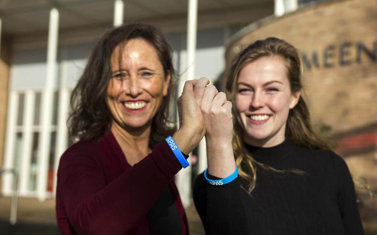 Leah Schans (rechts) van Welzijnswerk Midden-Drenthe kreeg in 2018 veel steun van burgemeester Mieke Damsma tijdens de campagne Ik Pas, dertig dagen zonder alcohol.