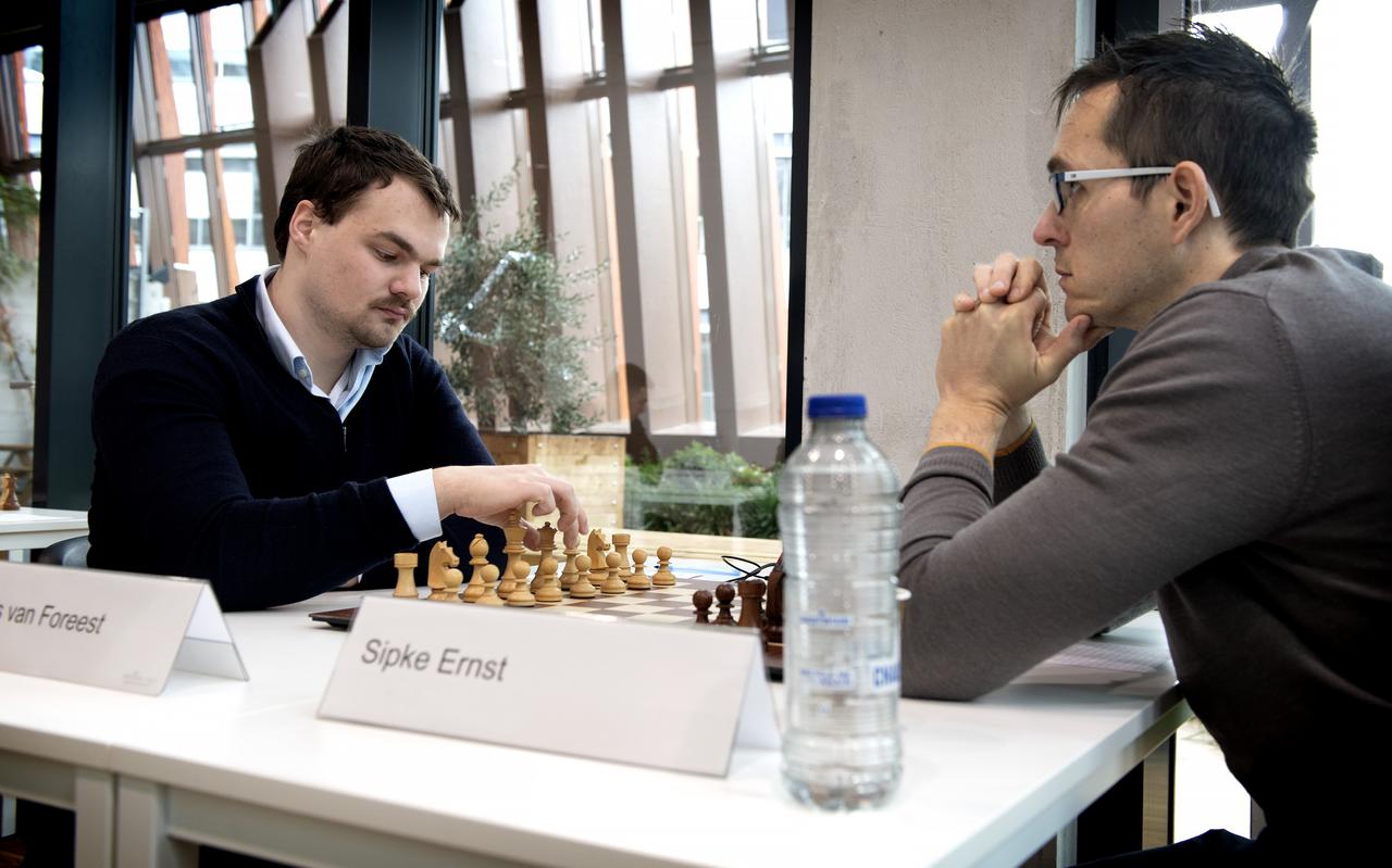 Lucas van Foreest (links) in zijn partij tegen Sipke Ernst tijdens het NK schaken.
