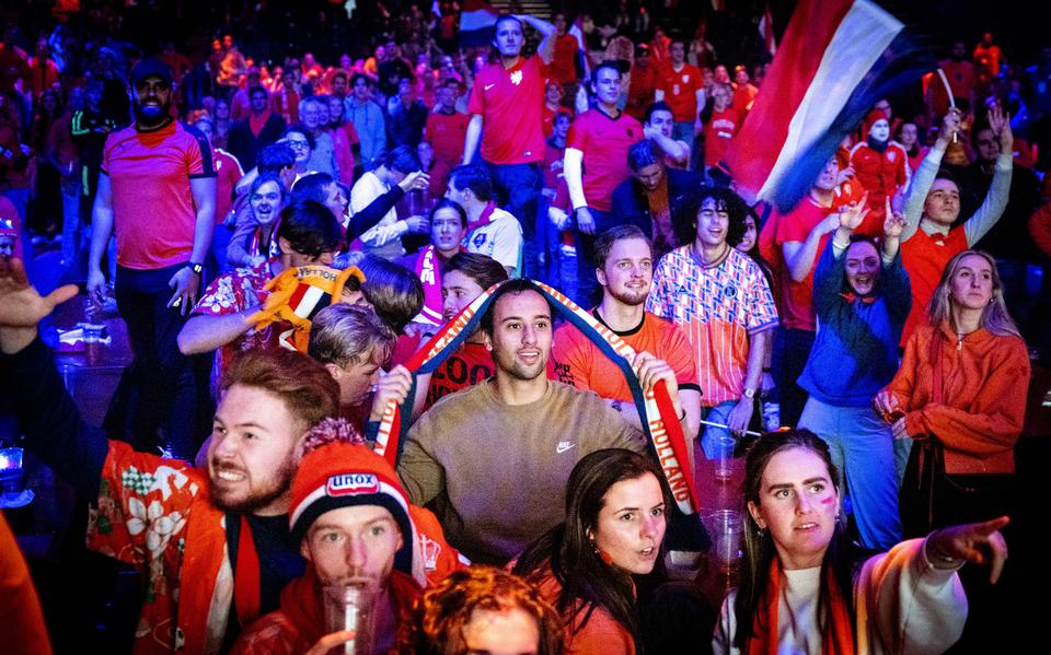 Oranjefans in het Huis van Oranje in AFAS Live, het officiële fan-event van de KNVB in Nederland, tijdens het WK-duel van Senegal tegen Nederland. 