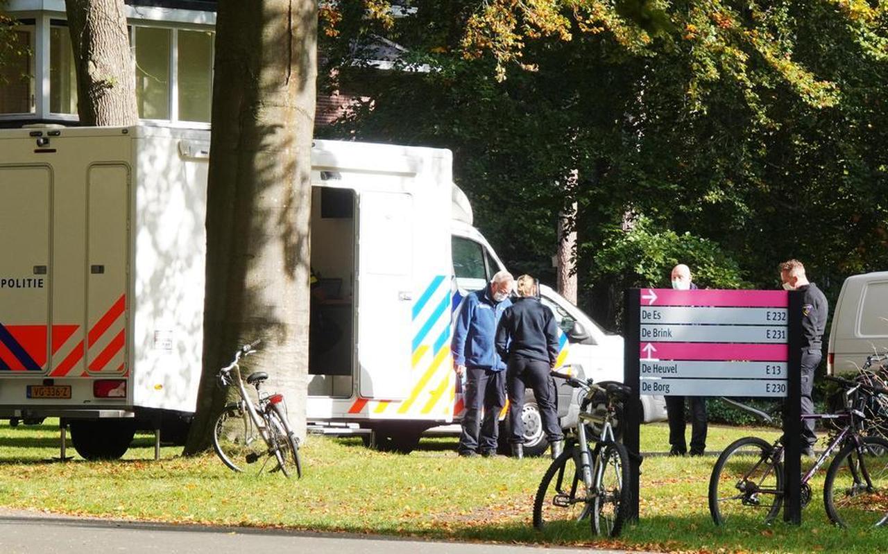 De politie doet onderzoek bij de GGZ-instelling. Foto: Harm Meter. De politie doet onderzoek bij de GGZ-instelling. Foto: Harm Meter.