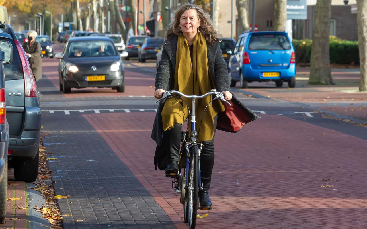 Dorpsregisseur Jacomijn de Jong bezoekt de dorpsbewoners op de fiets.