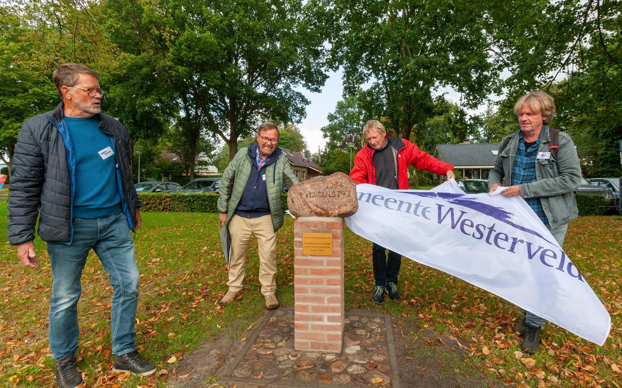 De zwerfkei ooit geschonken aan grondlegger van het voortgezet onderwijs in Diever Pieter Zijlstra, heeft weer een plek gekregen bij de school.