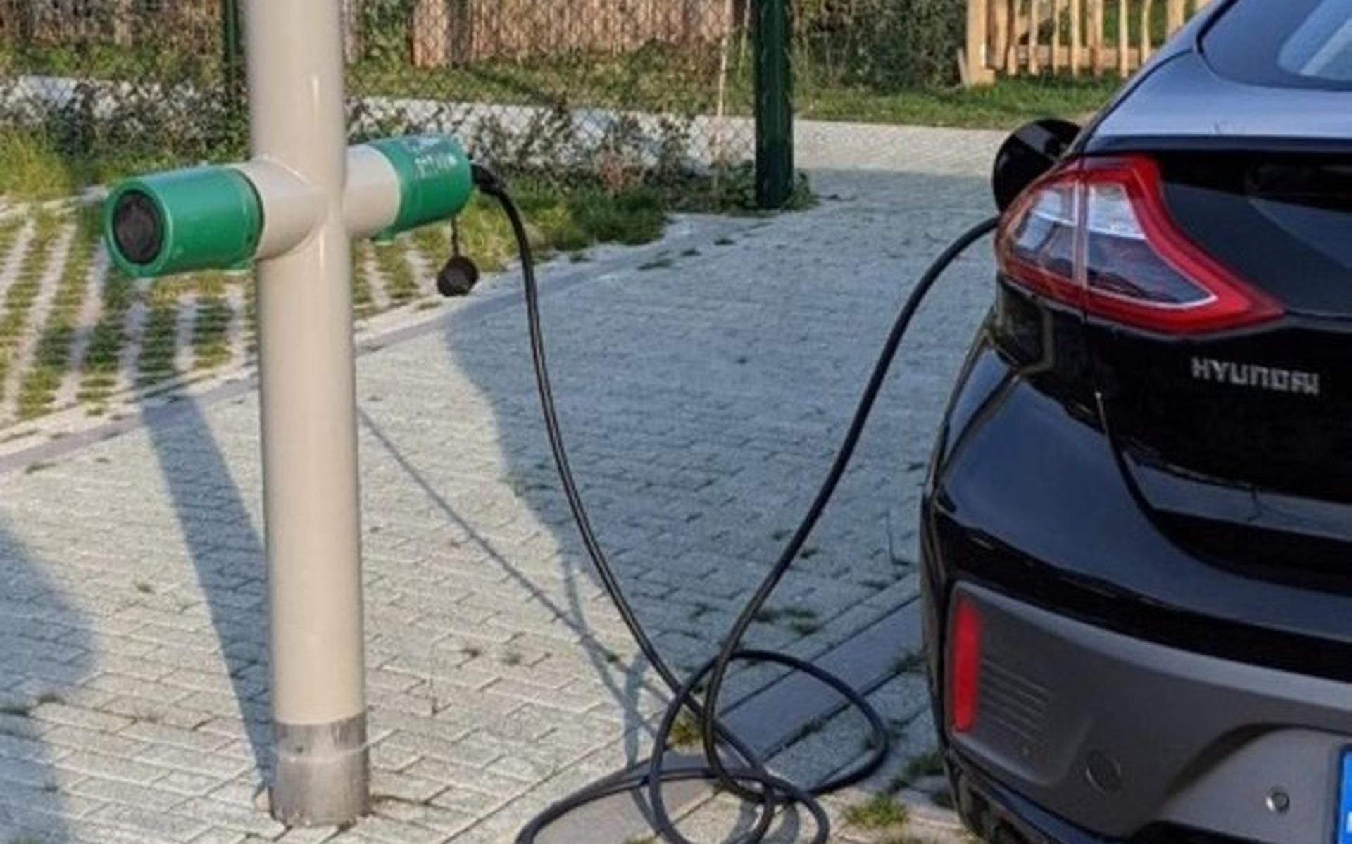 In Arnhem worden lantaarnpalen al; gebruikt als laadpalen.
