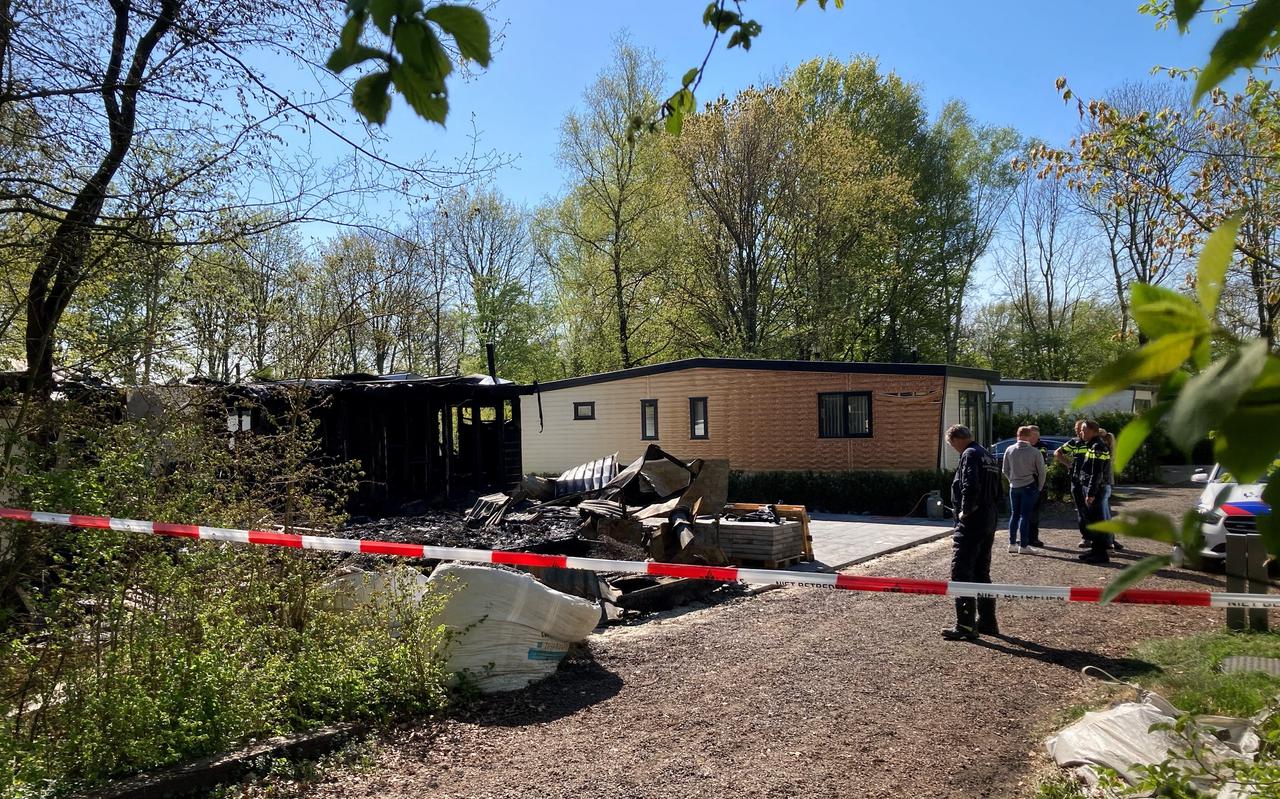 De forensische dienst van de politie doet onderzoek op de plek van de brand op camping Nienoord in Leek.