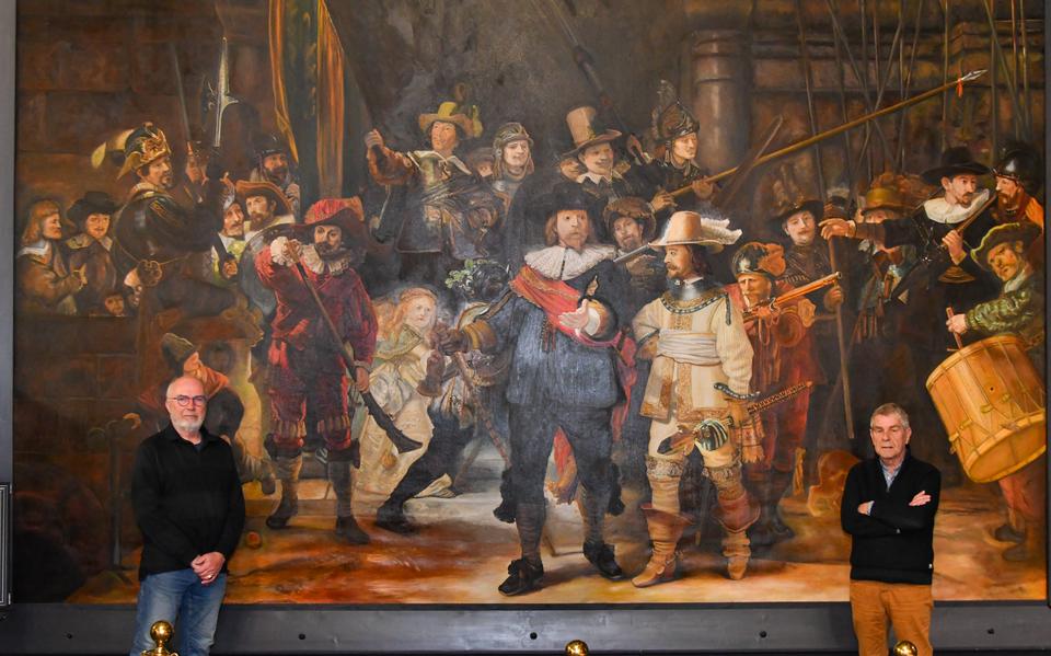 Fokke Wester (links) en Geert Joling voor De Nachtwacht van Emmen, gemaakt door veertig amateurkunstenaars.