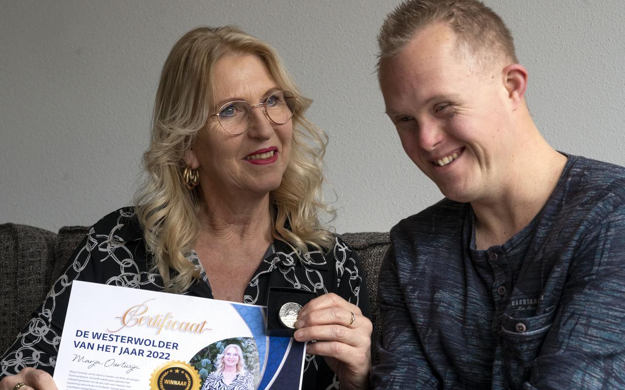 Marja Oortwijn en zoon Rob zijn trots op de onderscheiding