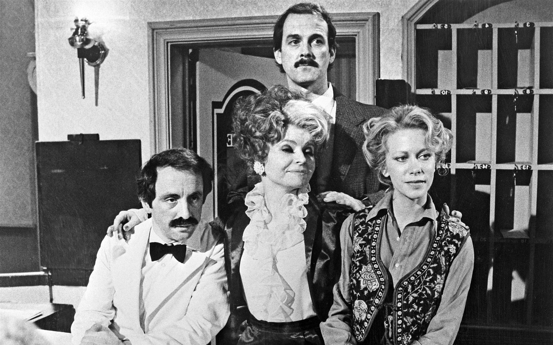De cast van legendarische Britse comedyserie Fawlty Towers (1975-1979): Andrew SAchs, Prunella Scales, John Cleese en Connie Booth. 