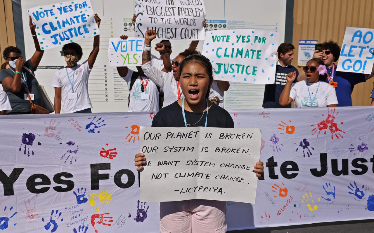 Studenten demonstreren tijdens de VN-klimaattop in Sharm-el-Sheikh, Egypte. Ze komen van eilandstaten in de Stille Oceaan, die acuut bedreigd worden door de gevolgen van klimaatverandering. Studenten demonstreren tijdens de VN-klimaattop in Sharm-el-Sheikh, Egypte. Ze komen van eilandstaten in de Stille Oceaan, die acuut bedreigd worden door de gevolgen van klimaatverandering.