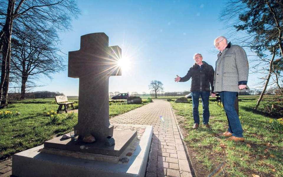 Aannemenr Marinus Vierhoven uit Spier en Willem Tanis van Dorpsbelangen Spier staan bij het nieuwe monument. FOTO MARCEL JURIAN DE JONG