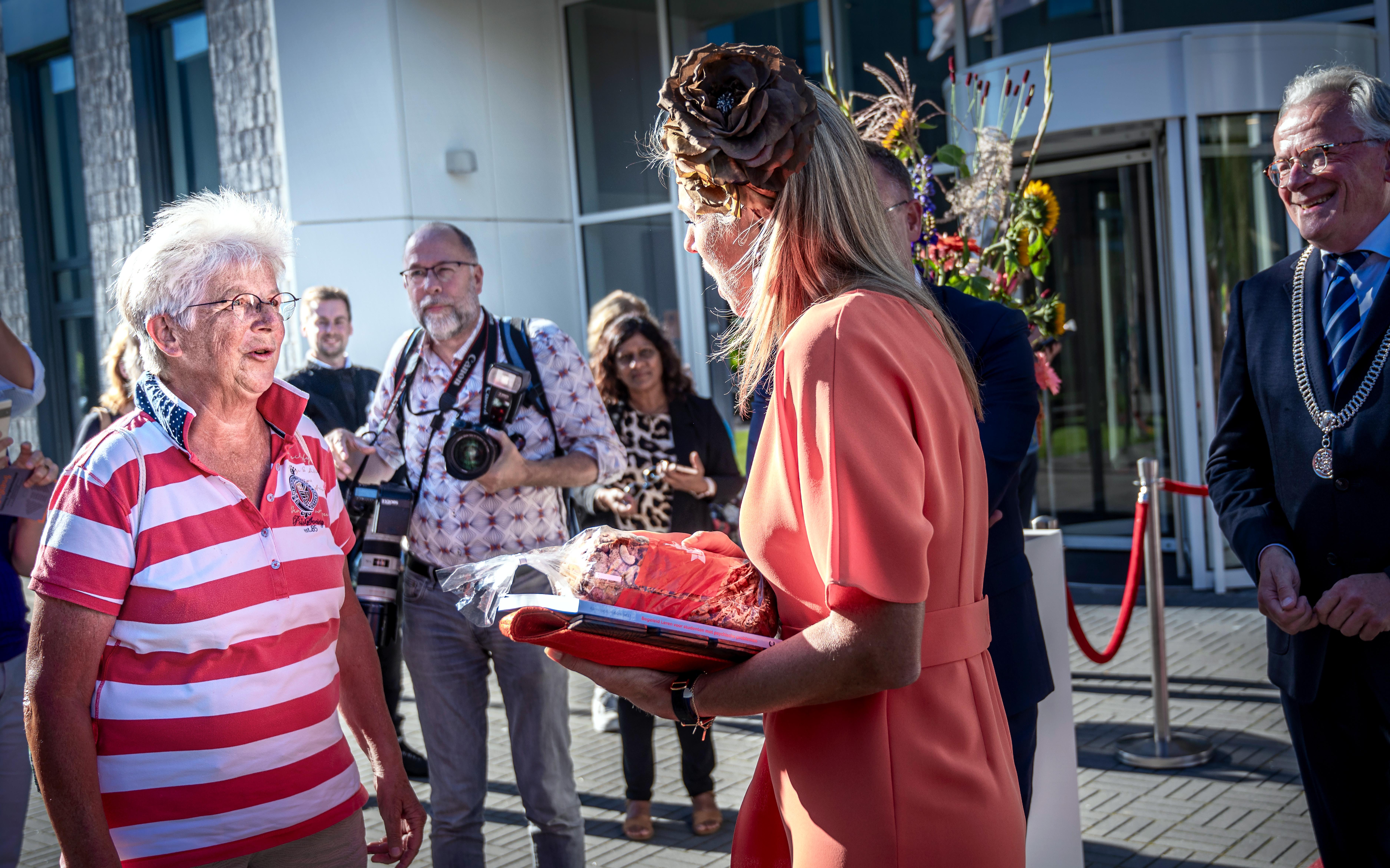 Jefke van der Velde (70) biedt Máxima Knols koek aan tijdens opening Hanzehogeschool. 'Ik wilde eers