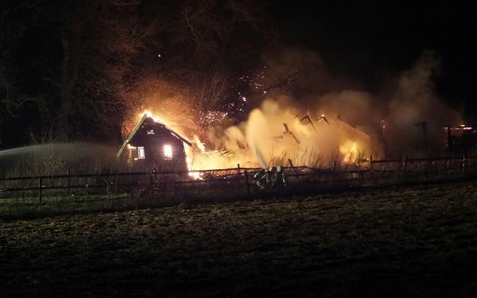Brand legt schuur in Drouwen in de as