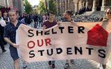 Buitenlandse studenten demonstreerden tijdens de opening van het academisch jaar voor woonruimte. 