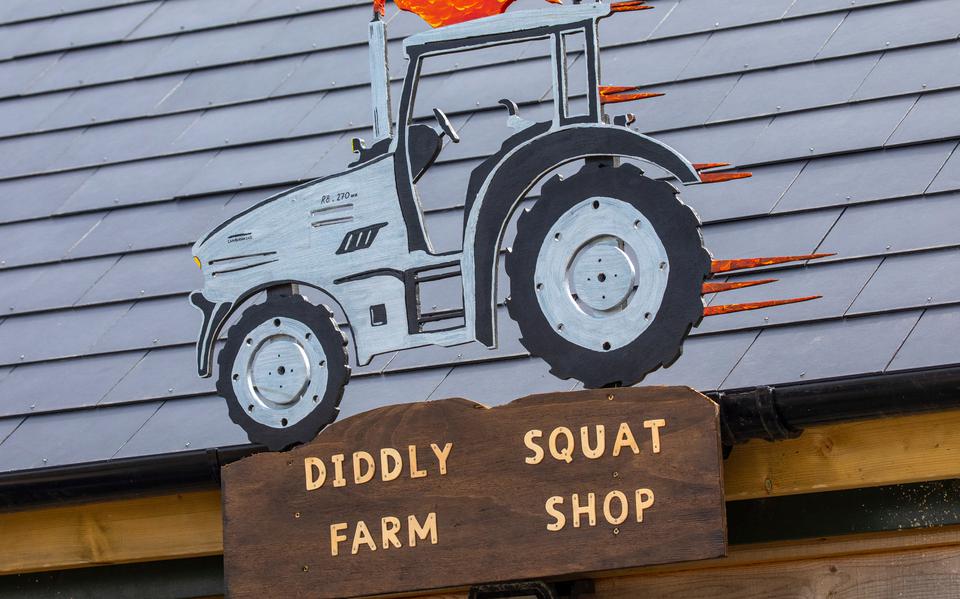 Bord boven de ingang van Diddly Squat Farm Shop - eigendom van en beroemd gemaakt door Jeremy Clarkson, gevestigd in Chipping Norton, VK.