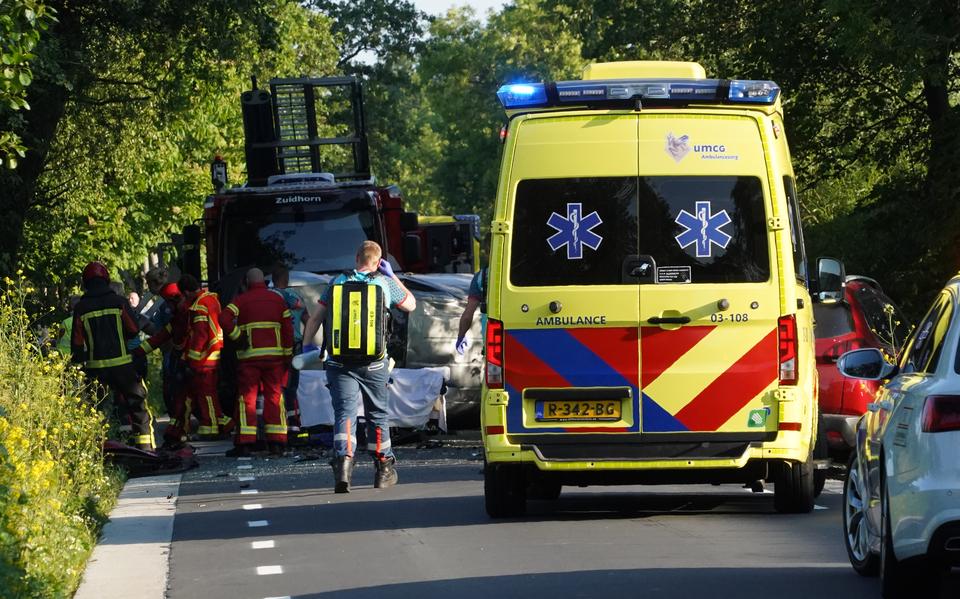 Ernstig ongeluk bij Niekerk: auto en bestelbus botsen.