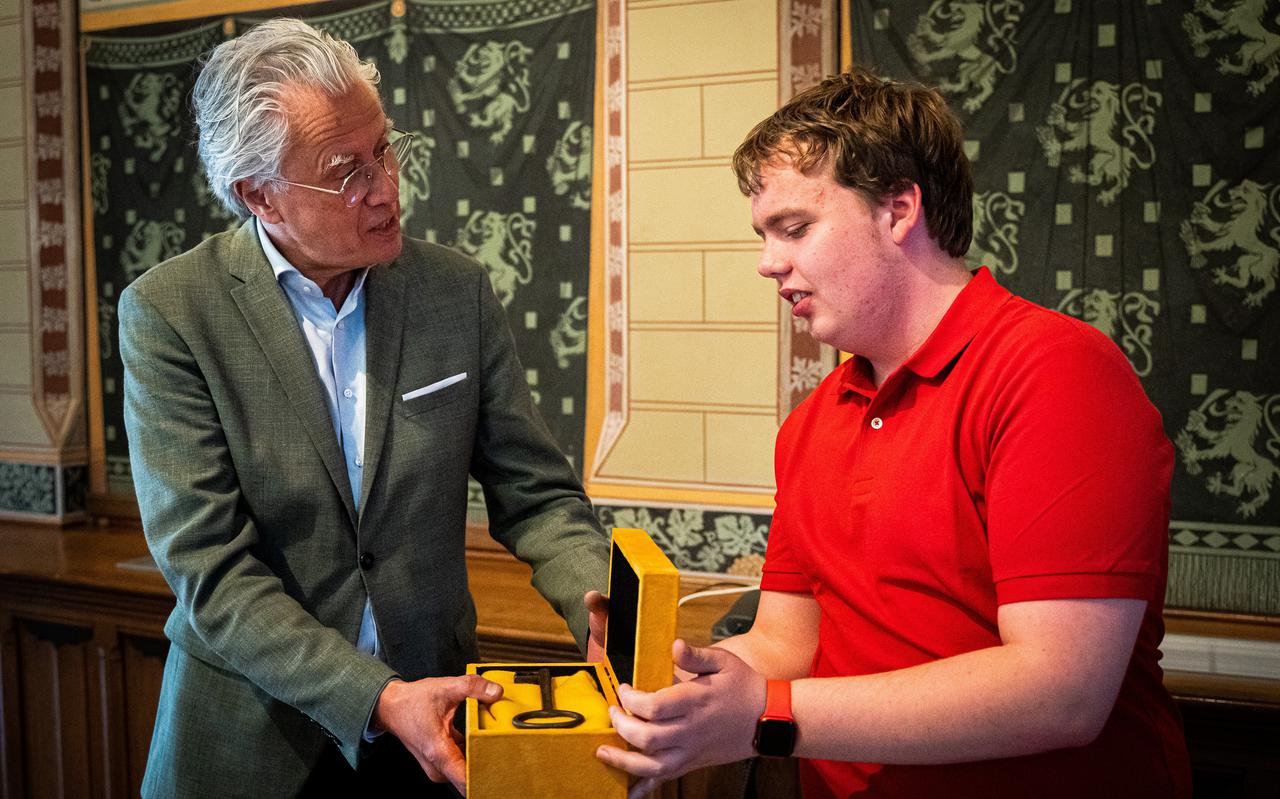 Kleinzoon Bas Bastiaanse had de eer om de sleutel officieel over te dragen aan museumdirecteur Harry Tupan.