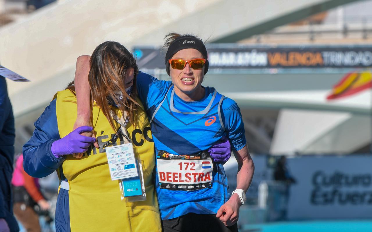 Andrea Deelstra na de marathon van Valencia in 2020, waar ze de olympische limiet liep.