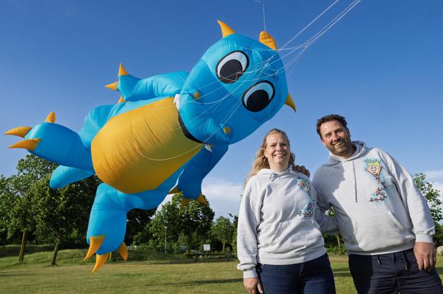 Michel en Anneke uit Schoonebeek nemen vliegerstokje over: ‘Vliegerfestival Emmen gaat terug naar de