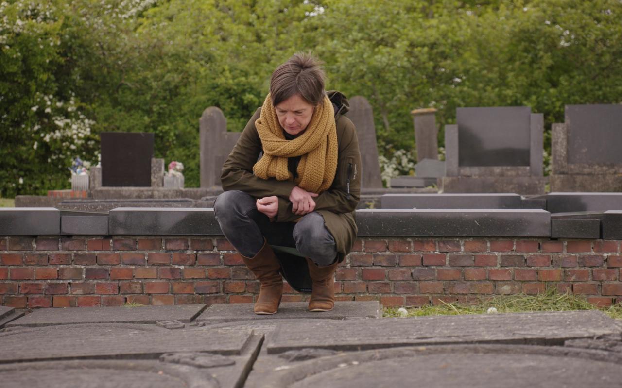 Liefke Knol op de begraafplaats in Krewerd tijdens opnames voor de documentaire. Liefke Knol op de begraafplaats in Krewerd tijdens opnames voor de documentaire.