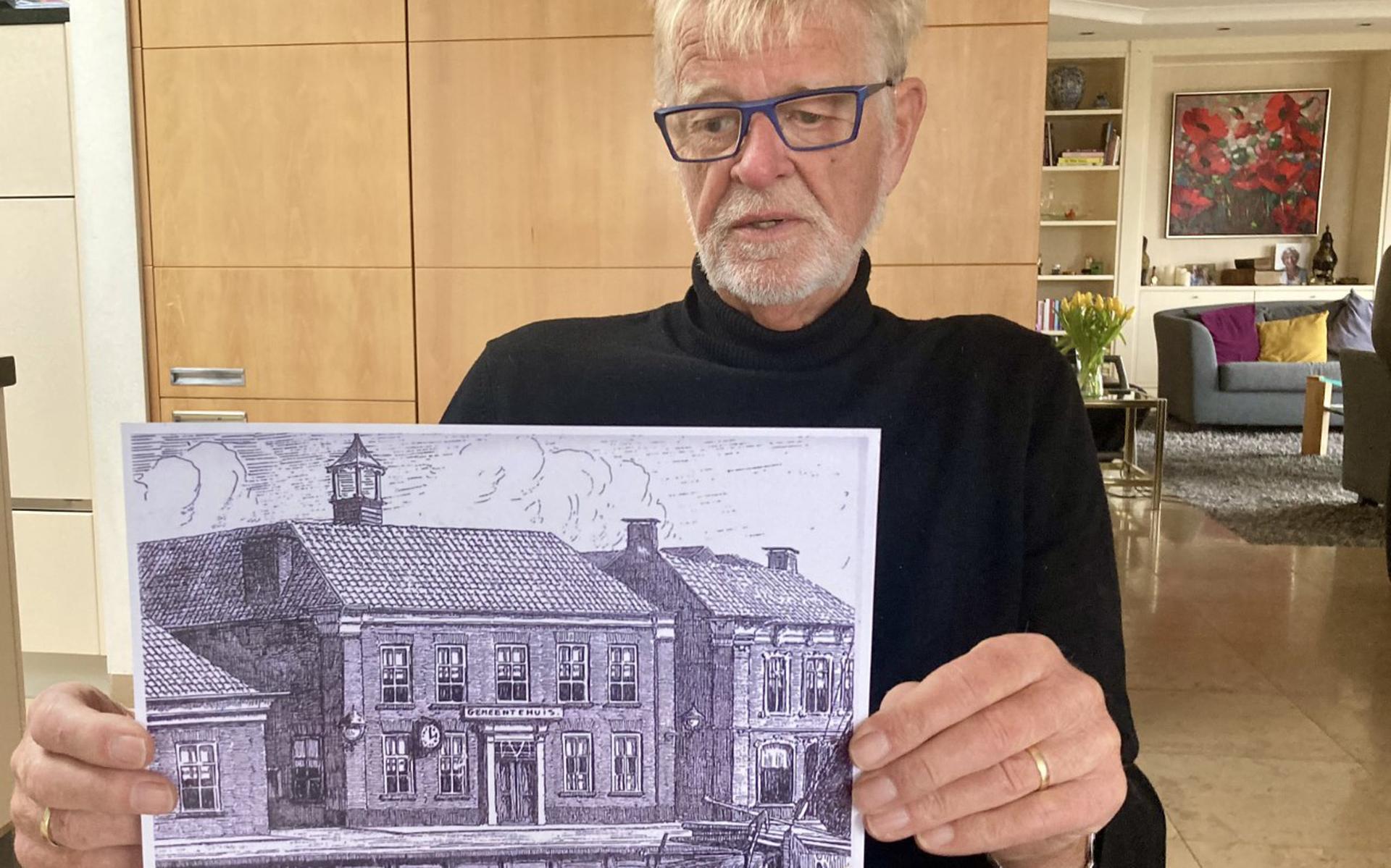 Projectontwikkelaar Henk van der Molen van Vademo met de oude tekening van het voormalige gemeentehuis van Hoogeveen.