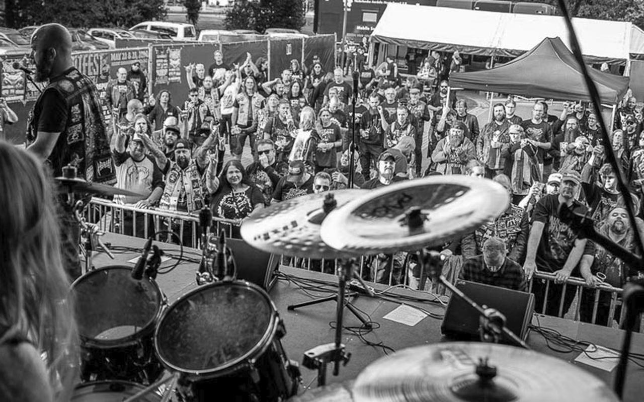 Schoonebeek Deathfest houdt het dit jaar bij 750 bezoekers en kan daarom gewoon doorgaan. Schoonebeek Deathfest houdt het dit jaar bij 750 bezoekers en kan daarom gewoon doorgaan.