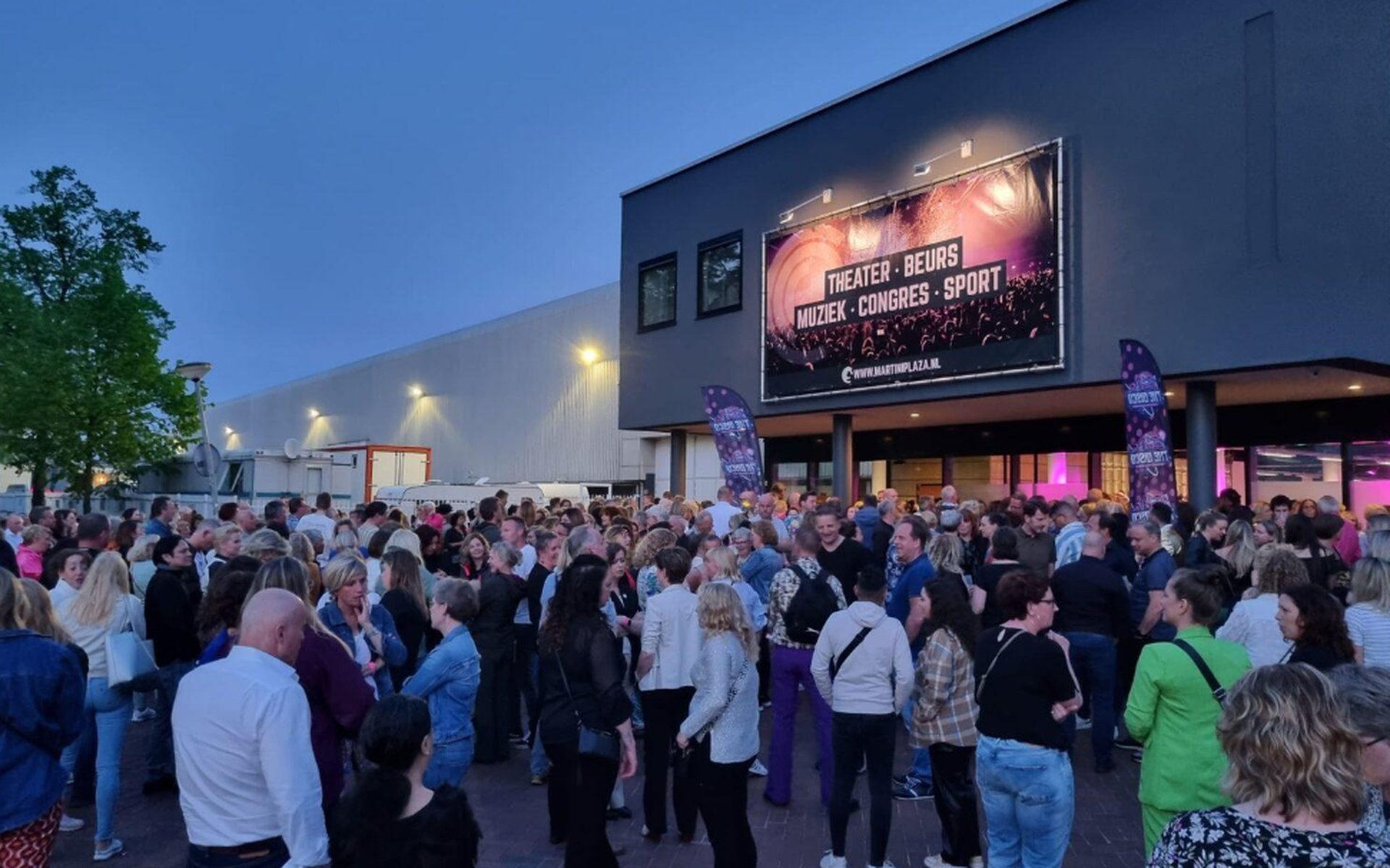 Bezoekers van het feest in Martiniplaza moesten naar buiten.