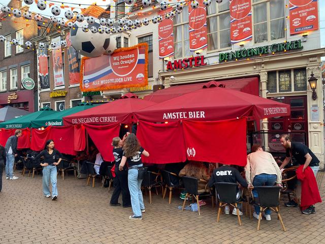 Grotere WK schermen op terrassen in binnenstad. Meer toezicht nodig op straat. ‘Hulpdiensten moeten 