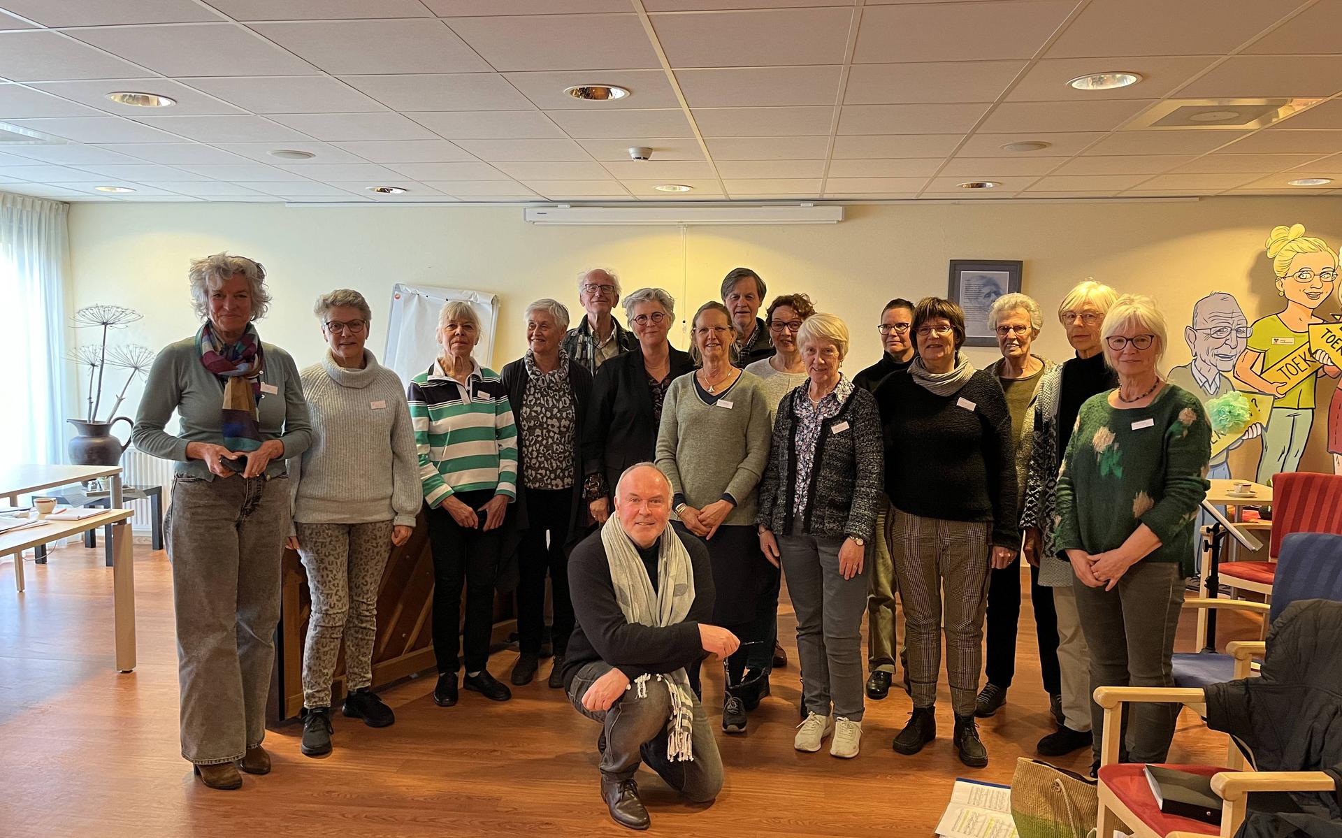 De leden van het nieuwe koor Puur Zang Drenthe bijeen.