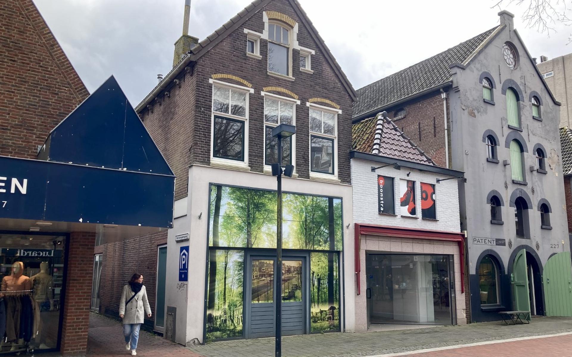 Het karakteristieke pand aan de Hoofdstraat 223, naast de steeg Schepersgang, wil de gemeente sparen. Het leegstaande witte pand er rechts van wordt wel gesloopt
