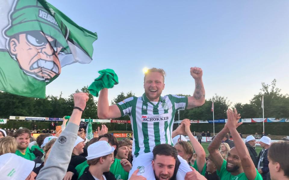 Velocitas viert feest, verdediger Ricardo Postema gaat op de schouders. 