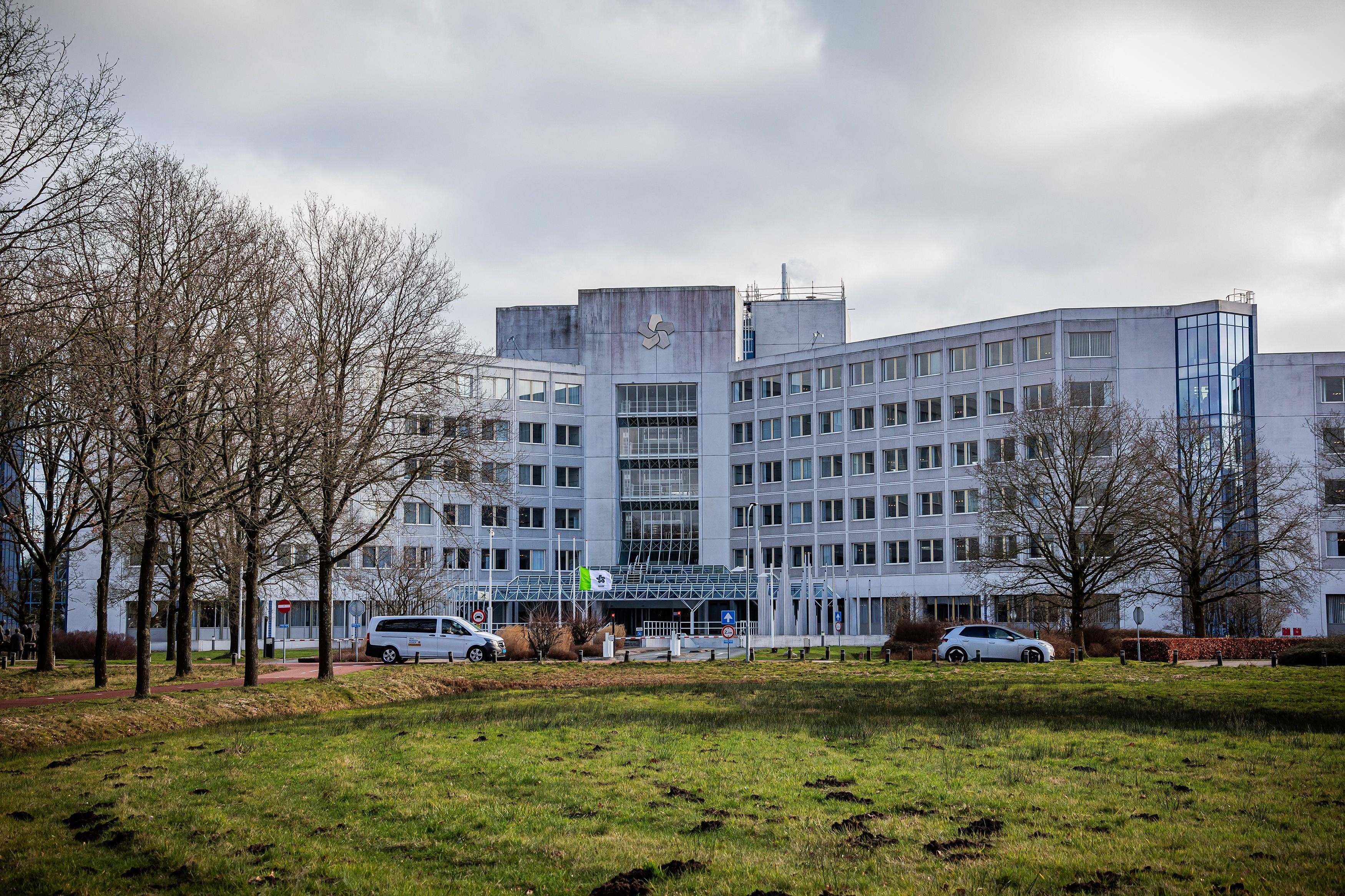 NAM moet nu verplicht met gemeente Assen onderhandelen over hun kantoor. Kan dat zomaar?