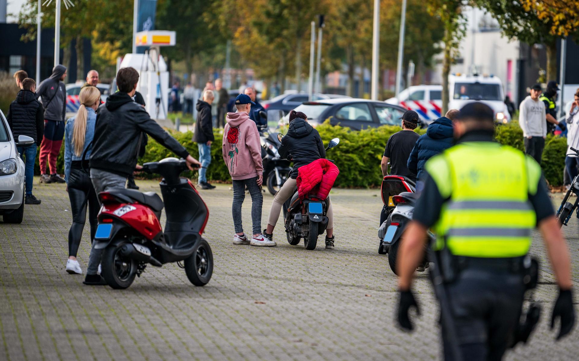 Honderden scooter-rijders dollen met de politie in Groningen en Kolham. 'Wij zijn altijd sneller dan
